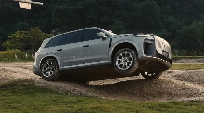 Voyah Taishan X8 вывешивает колесо на бездорожье